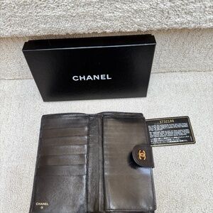 Chanel Kiss Lock Vintage Wallet in Black and Gold